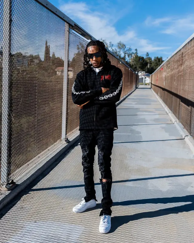 Chris Travis outfit in FashionNova and Nike, 2022