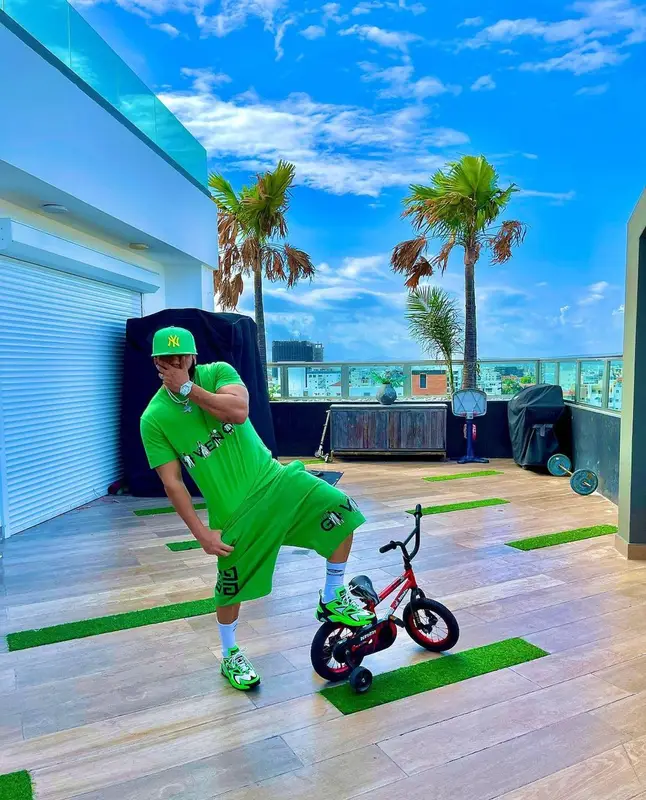 El Alfa El Jefe outfit in Givenchy, Louis Vuitton, and Balenciaga, 2022