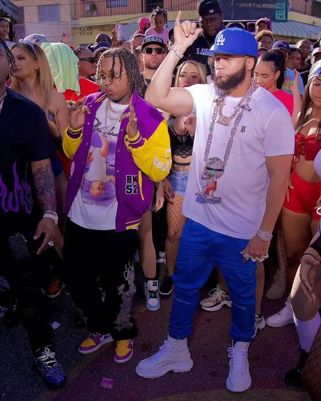 El Alfa El Jefe outfit in Burberry, Alexander McQueen, and New Era, 2022