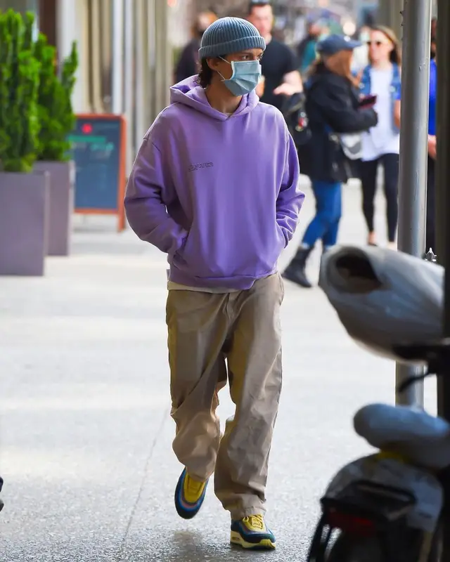 Tom Holland outfit in Pangaia, Carhartt, and Nike, 2022