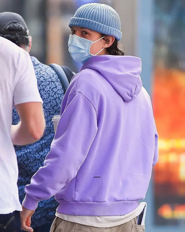 Tom Holland outfit in Pangaia, Carhartt, and Nike, 2022