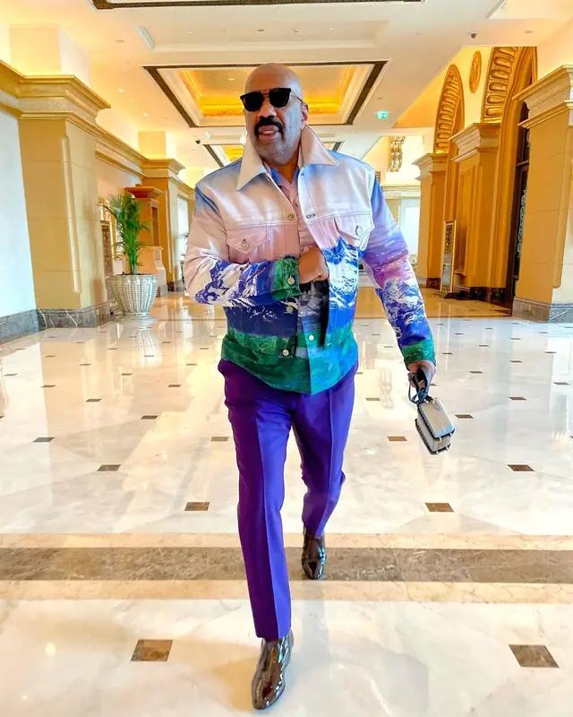 Steve Harvey outfit in Louis Vuitton, Dior, and Rimowa, 2022