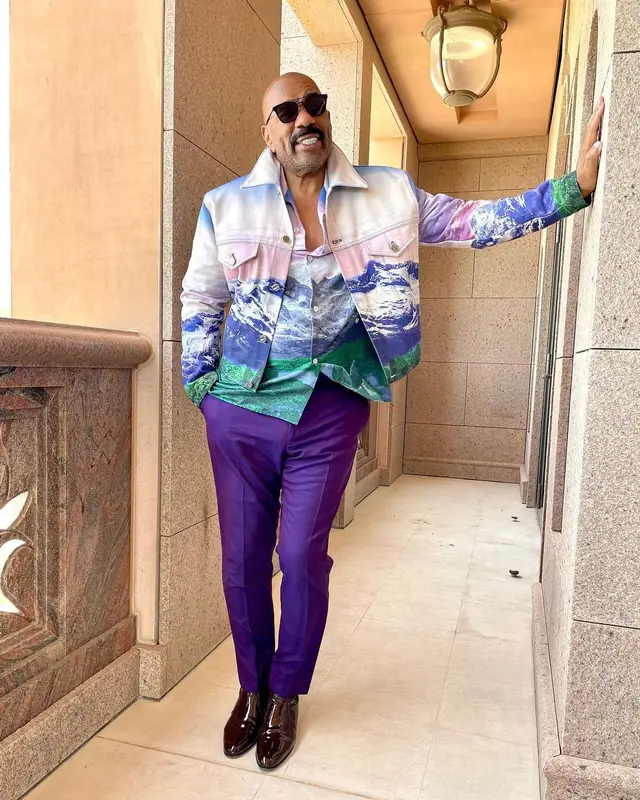 Steve Harvey outfit in Louis Vuitton, Dior, and Rimowa, 2022