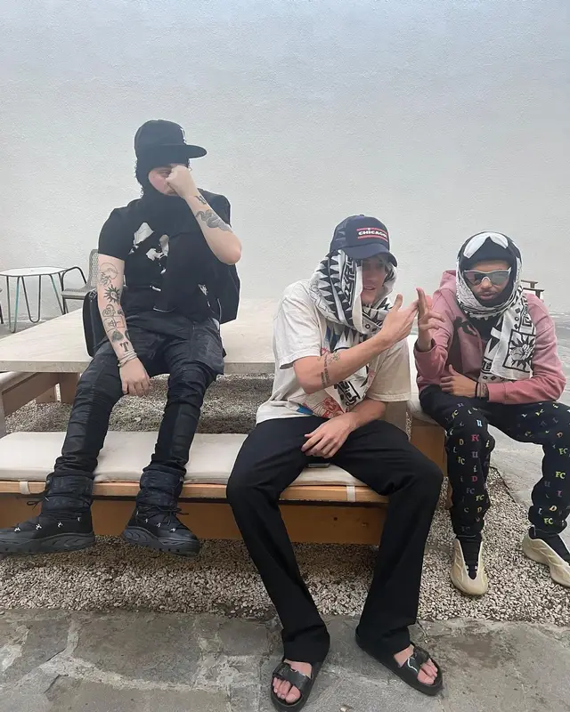 Yeat outfit in Alexander McQueen, Louis Vuitton, and New Era, 2022