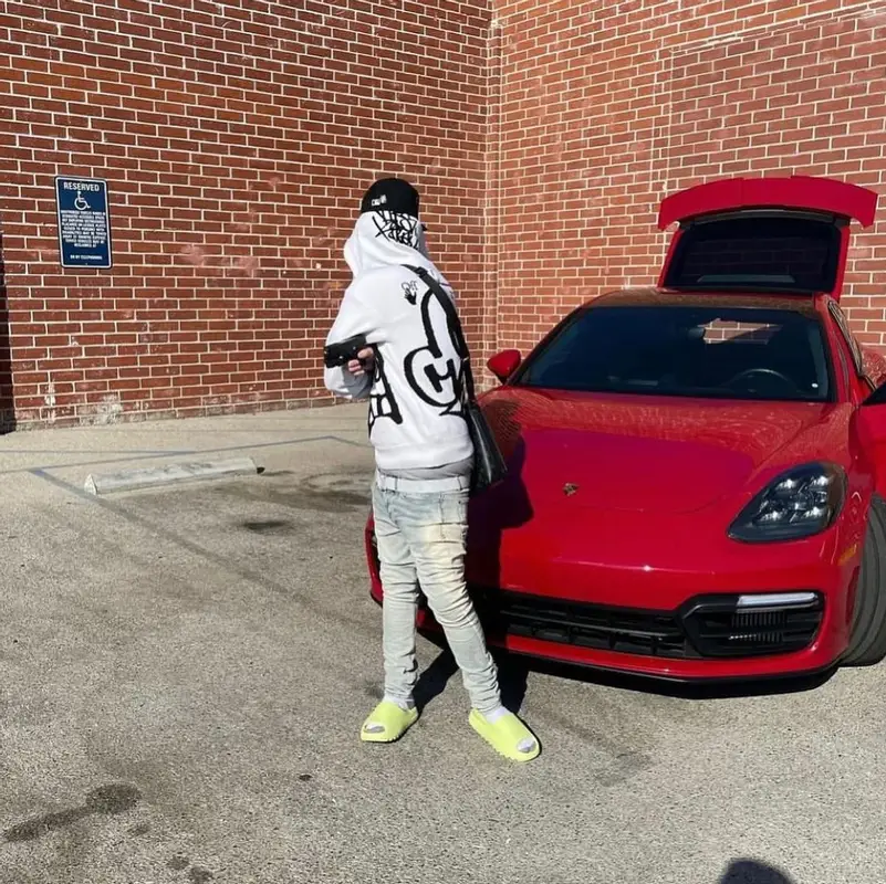 Yeat outfit in Off-White, Louis Vuitton, and New Era, 2021