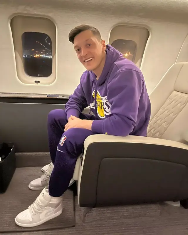 Mesut Ozil outfit in Nike and Los Angeles Lakers, 2022