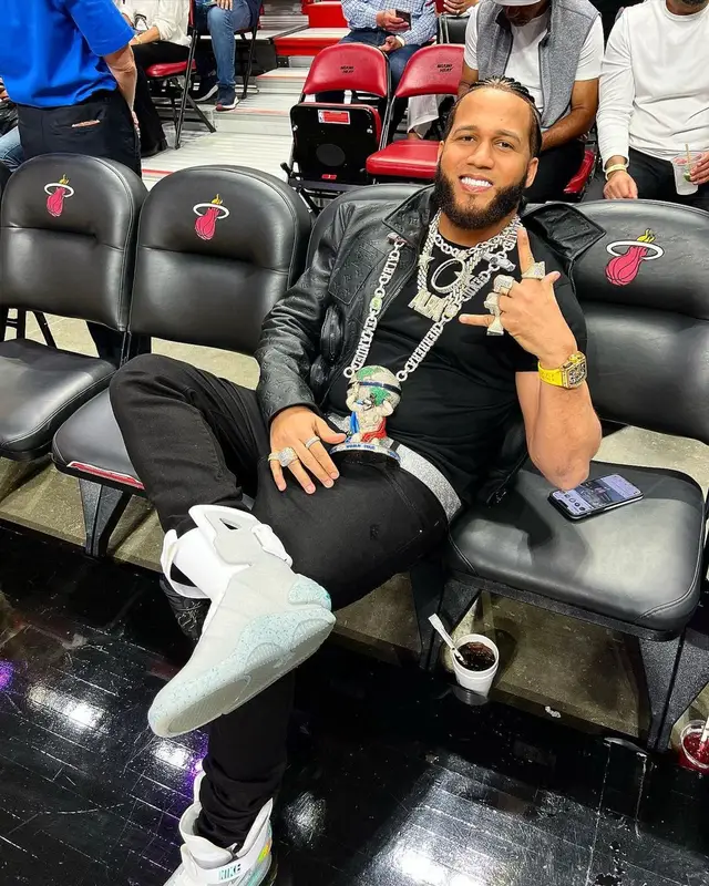 El Alfa El Jefe outfit in Louis Vuitton and Nike, 2022