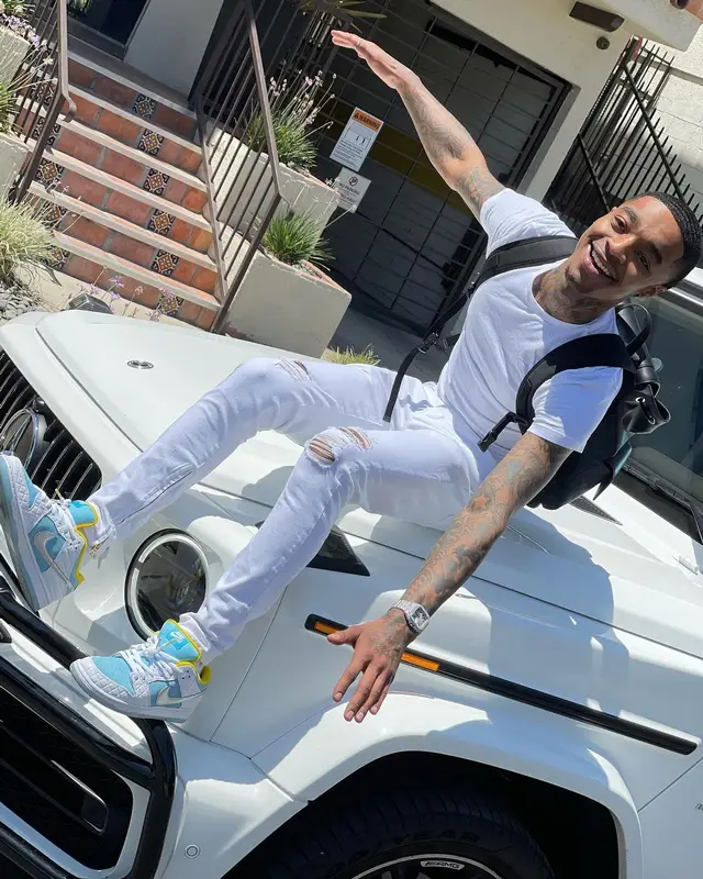 Flight outfit in Nike, Gucci, and Polo Ralph Lauren, 2021