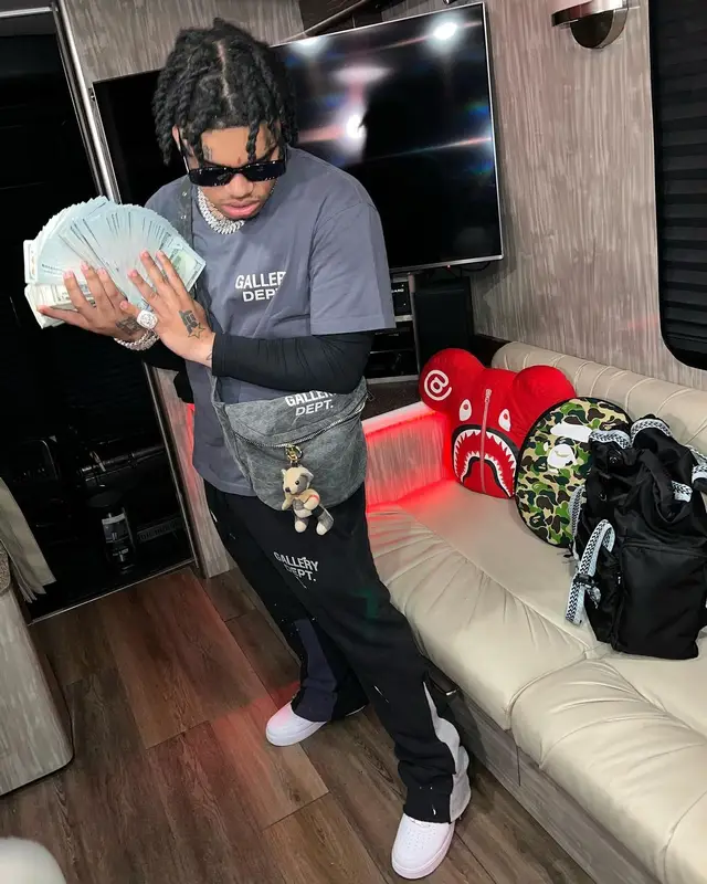 No Cap outfit in Gallery Dept., Nike, and Prada, 2022