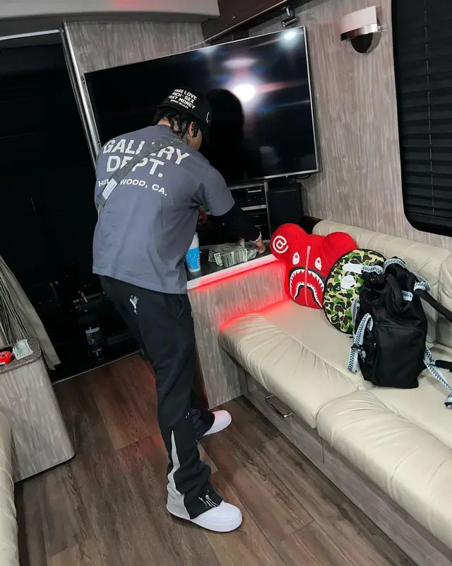 No Cap outfit in Gallery Dept., Nike, and Prada, 2022