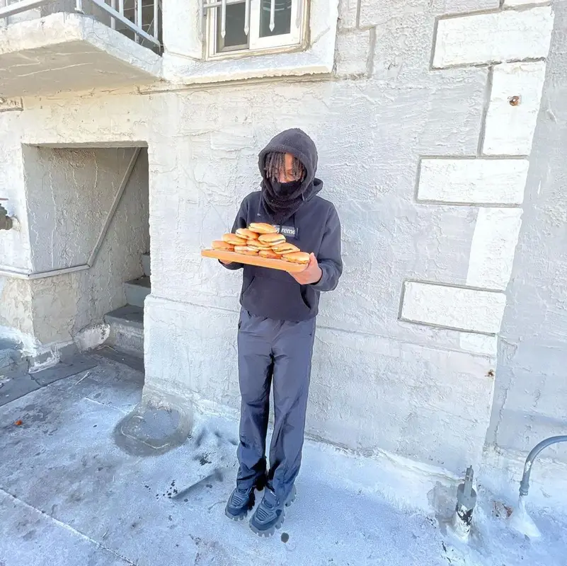 sgpwes outfit in Supreme and Prada, 2022