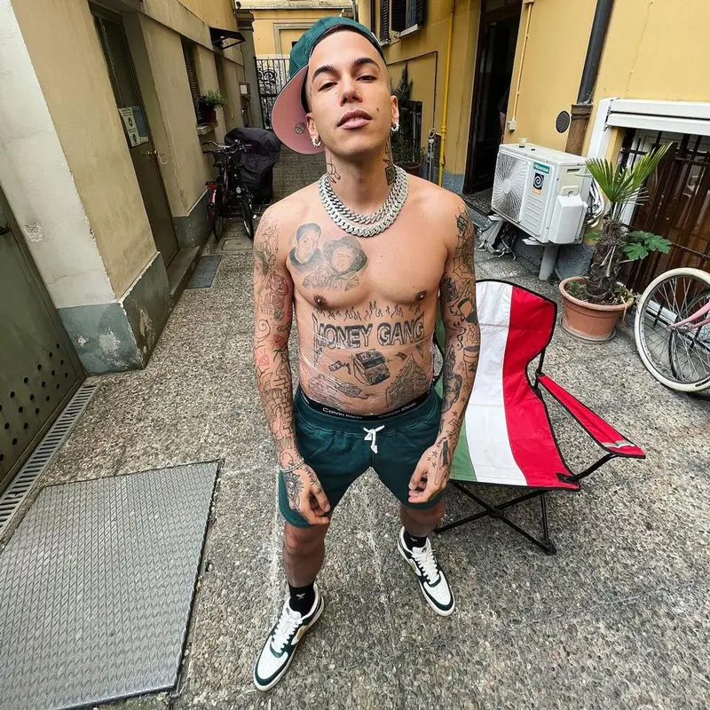 Sfera Ebbasta outfit in Casablanca, New York Yankees, and Calvin Klein, 2022