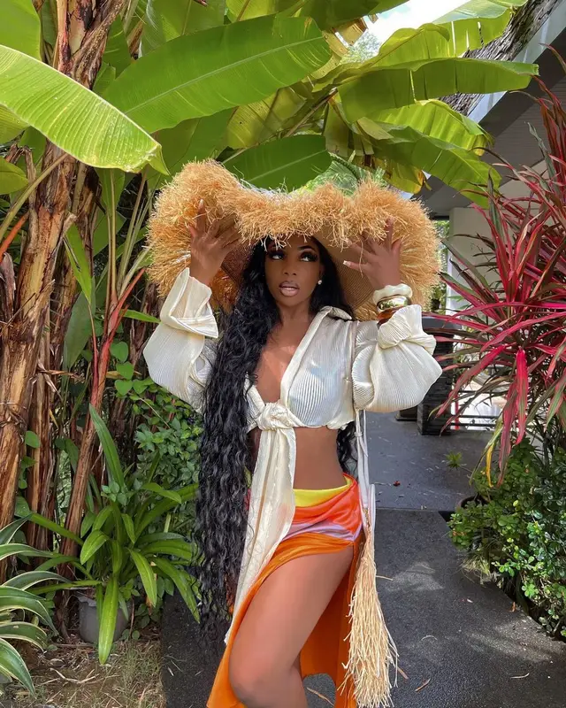 De'arra Taylor outfit in Pretty Little Thing, Jacquemus, and Nukloset, 2022