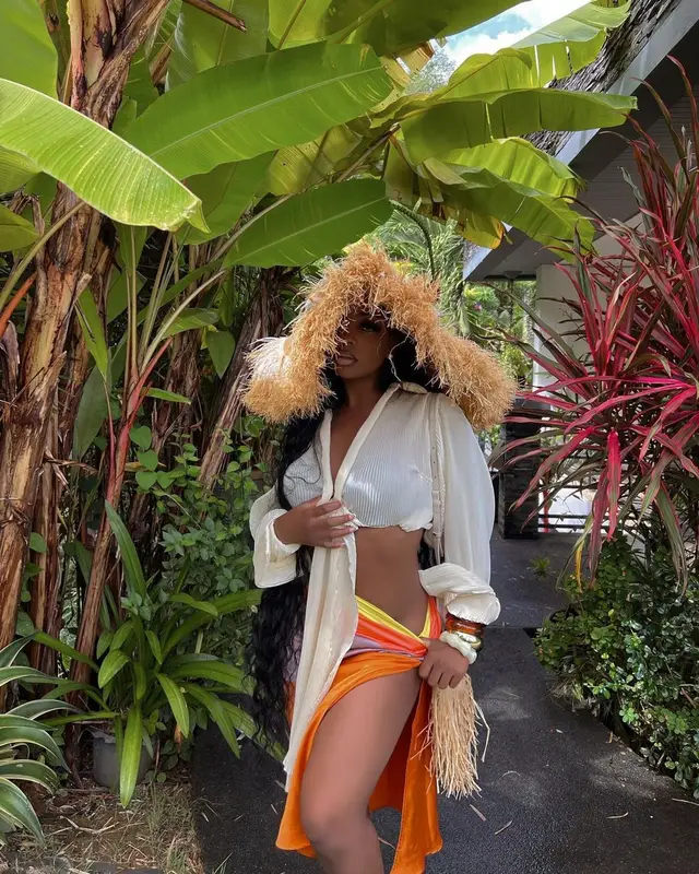 De'arra Taylor outfit in Pretty Little Thing, Jacquemus, and Nukloset, 2022