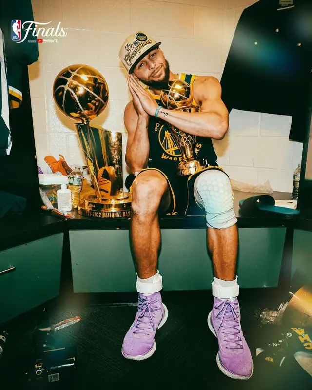 Stephen Curry outfit in Nike, Under Armour, and New Era, 2022