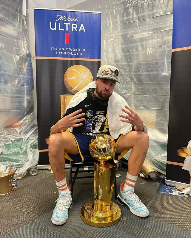 Klay Thompson outfit in Nike, Anta Sports, and New Era, 2022
