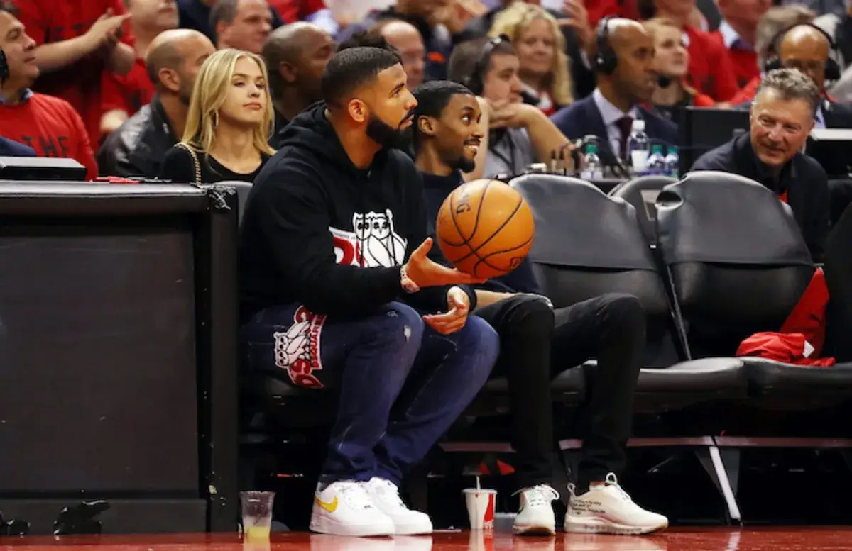 Drake outfit in Dsquared2, OVO, and Spalding, 2019