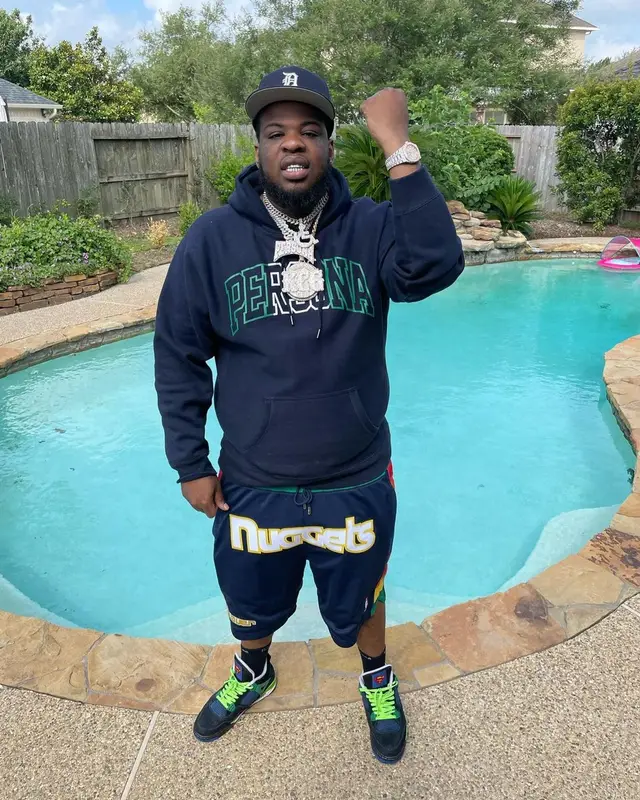 Maxo Kream outfit in New Era, Supreme, and Hanes, 2022