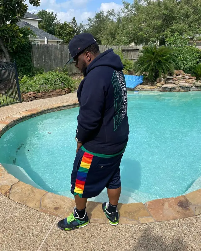 Maxo Kream outfit in New Era, Supreme, and Hanes, 2022