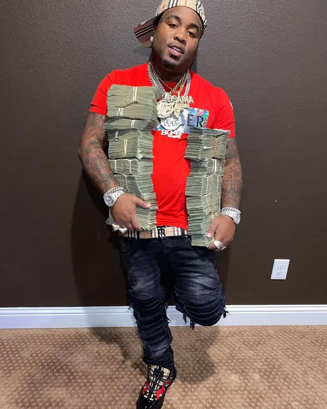 MO3 outfit in Burberry, 2020