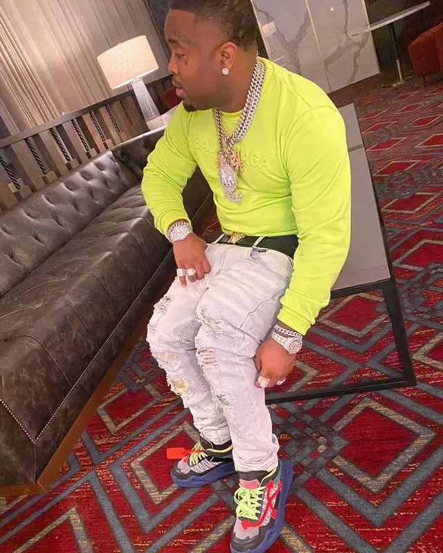 MO3 outfit in Off-White and Versace, 2020