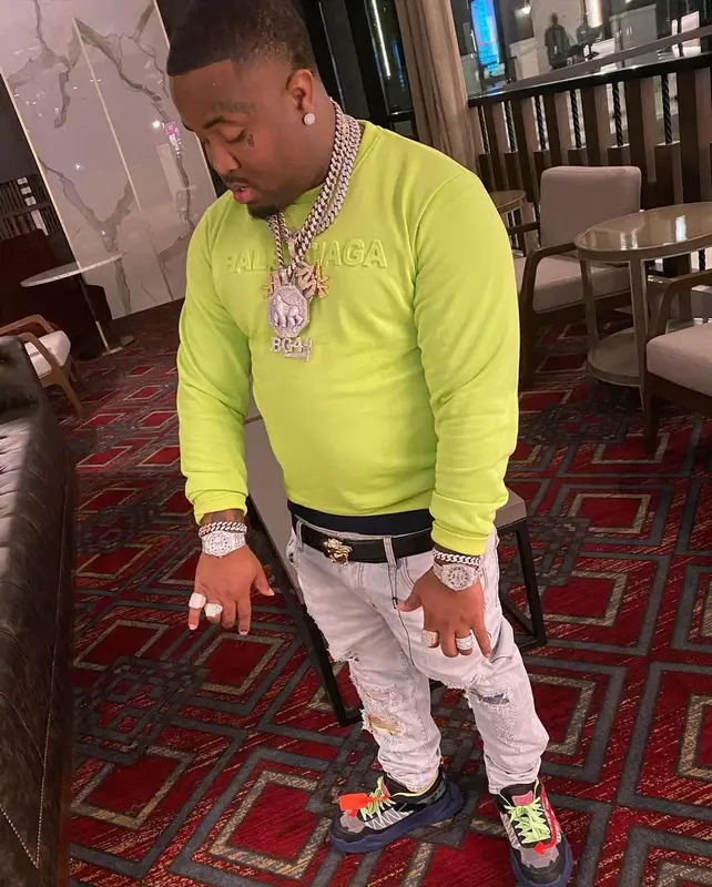 MO3 outfit in Off-White and Versace, 2020