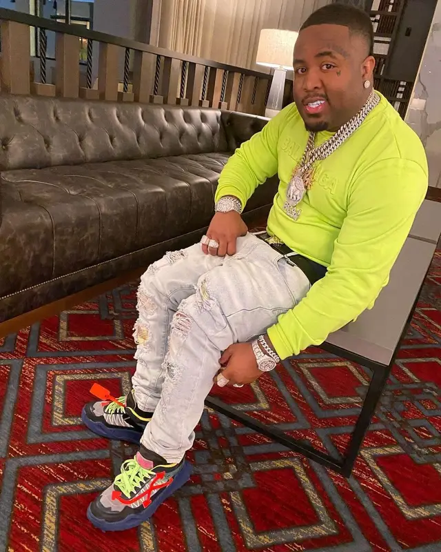MO3 outfit in Off-White and Versace, 2020