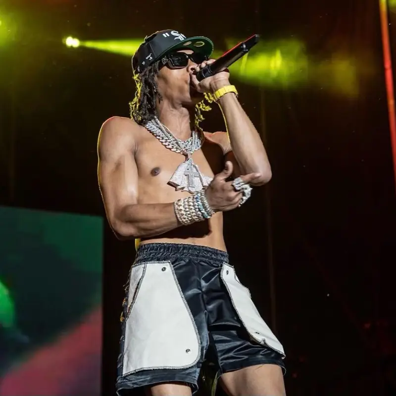Lil Baby outfit in Louis Vuitton, New Era, and Off-White, 2022
