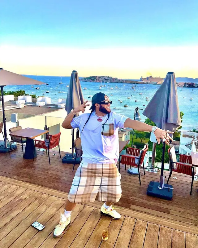 El Alfa El Jefe outfit in Burberry, Jordan, and Off-White, 2022