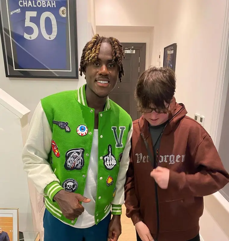Trevoh Chalobah outfit in Verborgen, 2021
