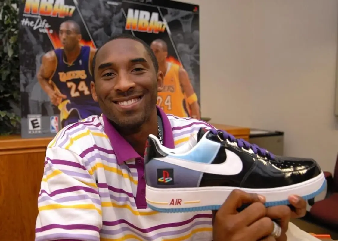 Kobe Bryant outfit in Nike and PlayStation, 2006