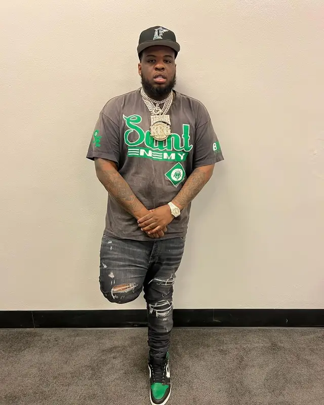Maxo Kream outfit in Amiri, Nike, and New Era, 2022