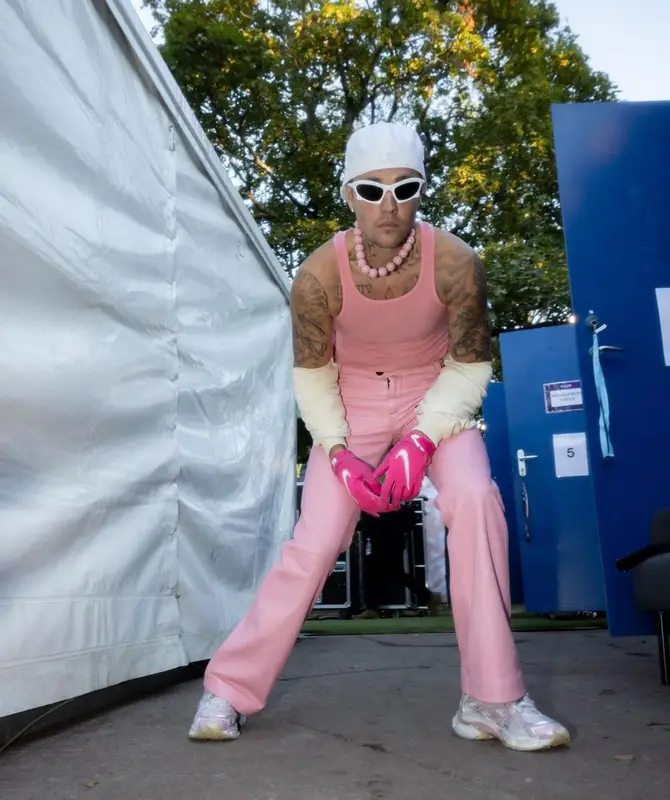 Justin Bieber outfit in Balenciaga, New Era, and Nike, 2022