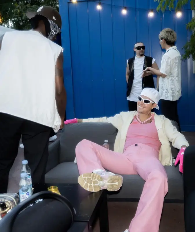 Justin Bieber outfit in Balenciaga, New Era, and Nike, 2022