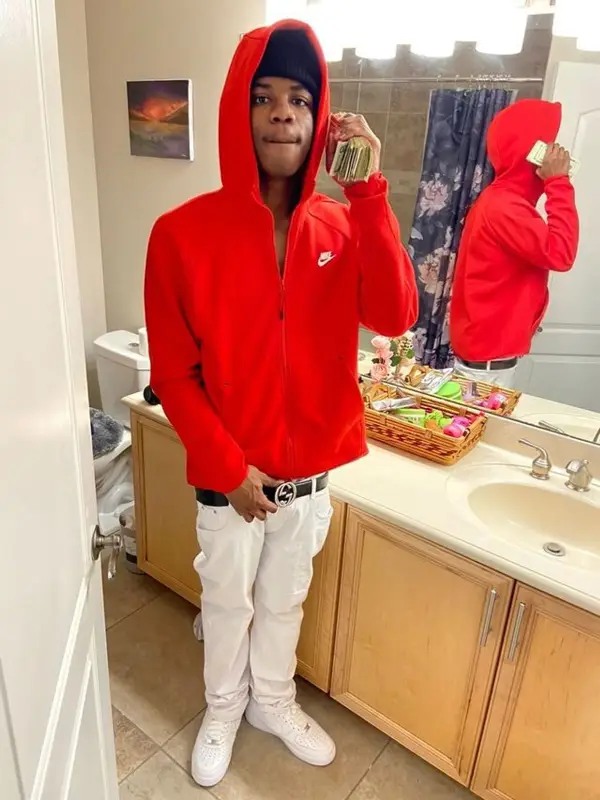 Smokingskul outfit in Nike and Gucci, 2022