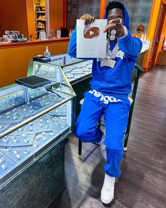 2Rare outfit in Spider Worldwide, Nike, and Ray-Ban, 2022
