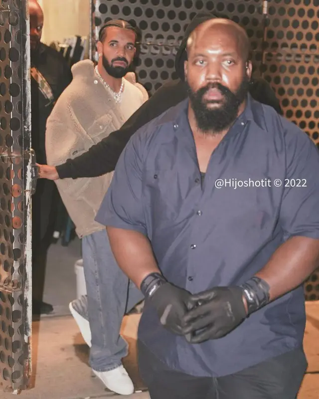 Drake outfit in Balenciaga, Louis Vuitton, and Homer, 2022