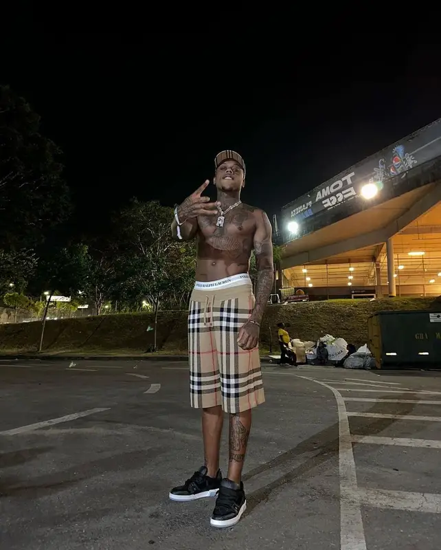 Dfideliz outfit in Louis Vuitton, Burberry, and Ralph Lauren, 2022