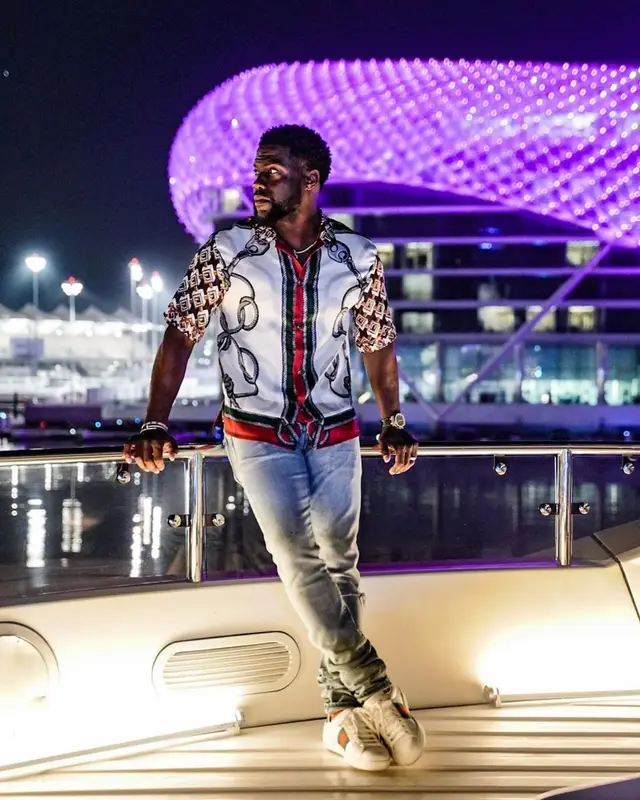 Kevin Hart outfit in J.Logan Home, 2021