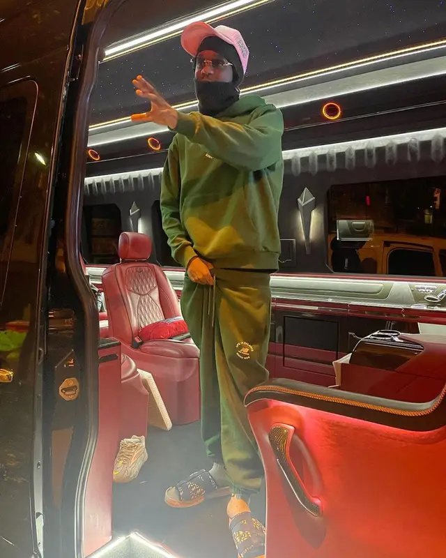 Guy2Bezbar outfit in New Balance, Nike, and Dior, 2021