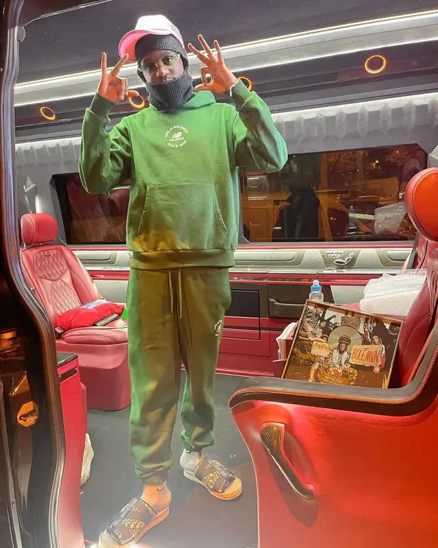 Guy2Bezbar outfit in New Balance, Nike, and Dior, 2021