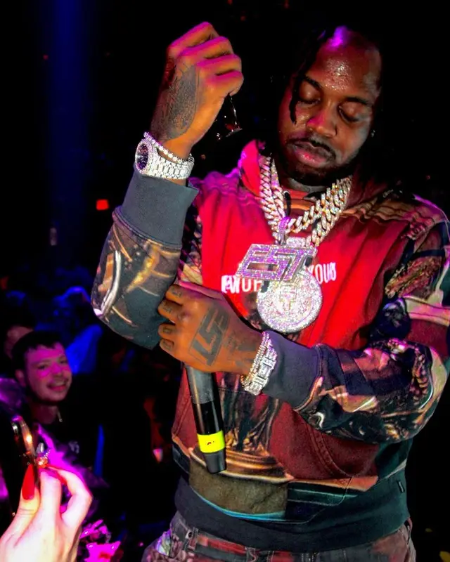 EST Gee outfit in Supreme, Nike, and Versace, 2022