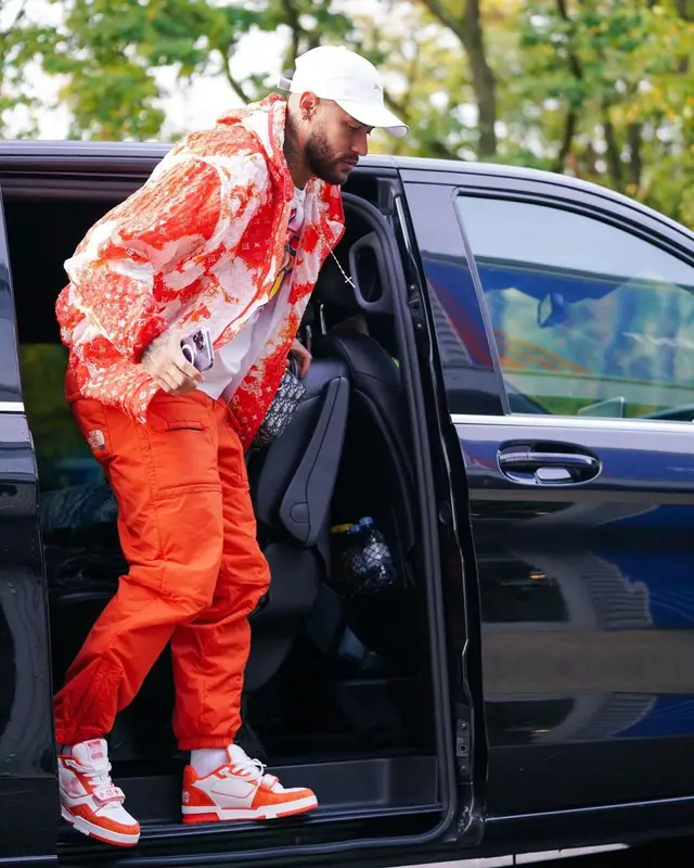 Neymar outfit in Louis Vuitton, Gucci, and Puma, 2022