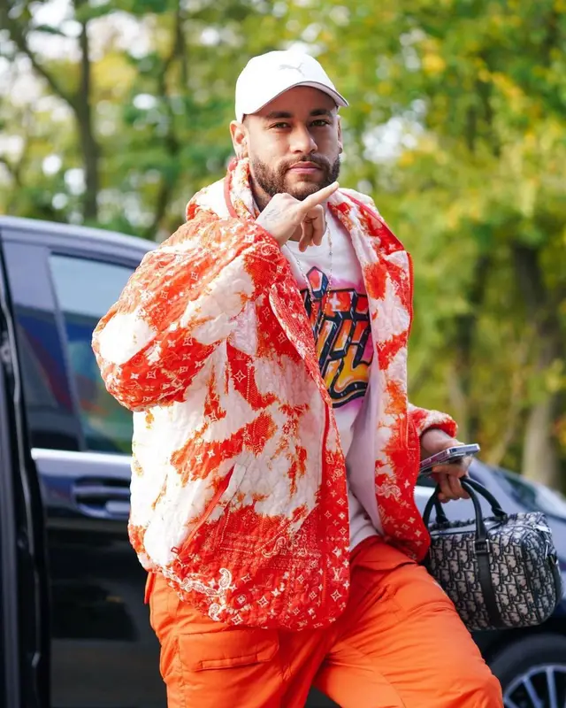 Neymar outfit in Louis Vuitton, Gucci, and Puma, 2022