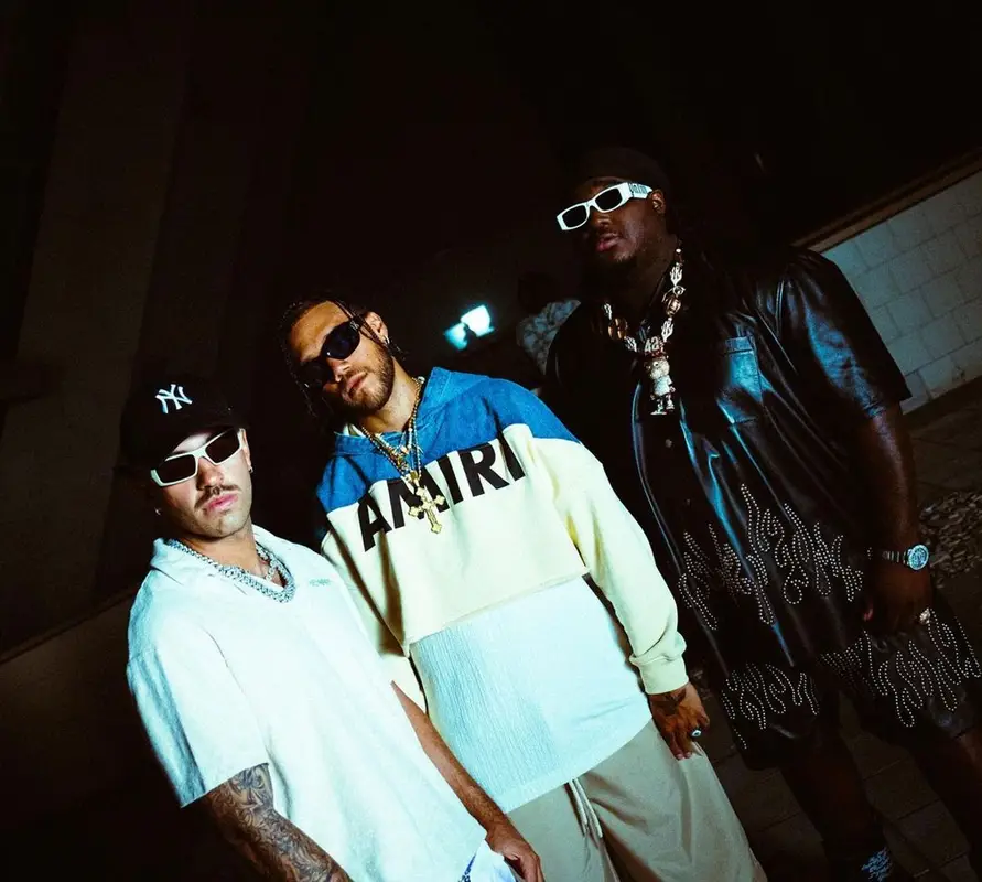 Feid outfit in Enterprise Japan, Oakley, and New Era, 2022