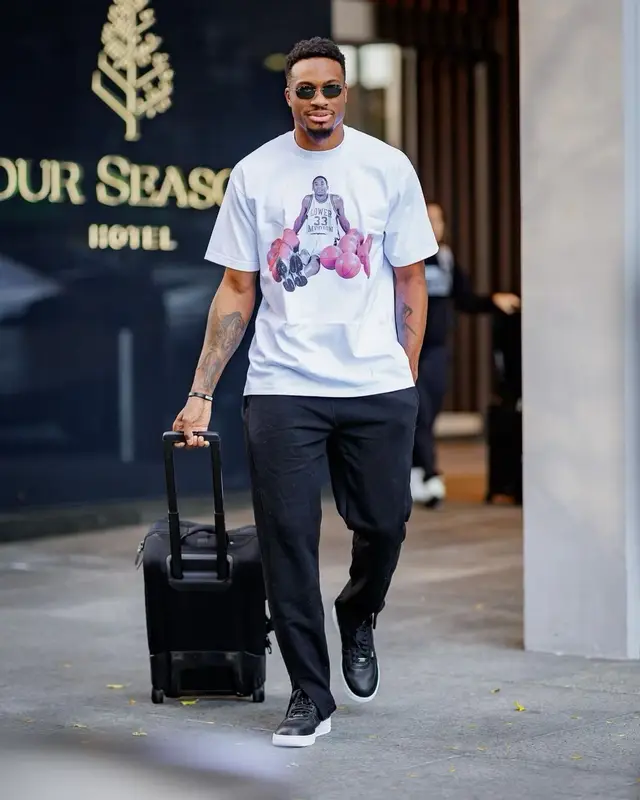 Thanasis Antetokounmpo outfit in Do Not Disturb., 2022