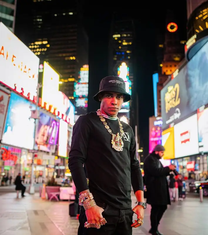 Poze Do Rondo outfit in Armani Exchange, 2022