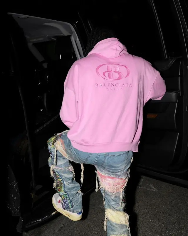 Kai Cenat outfit in Balenciaga, Who Decides War, and Jordan, 2022