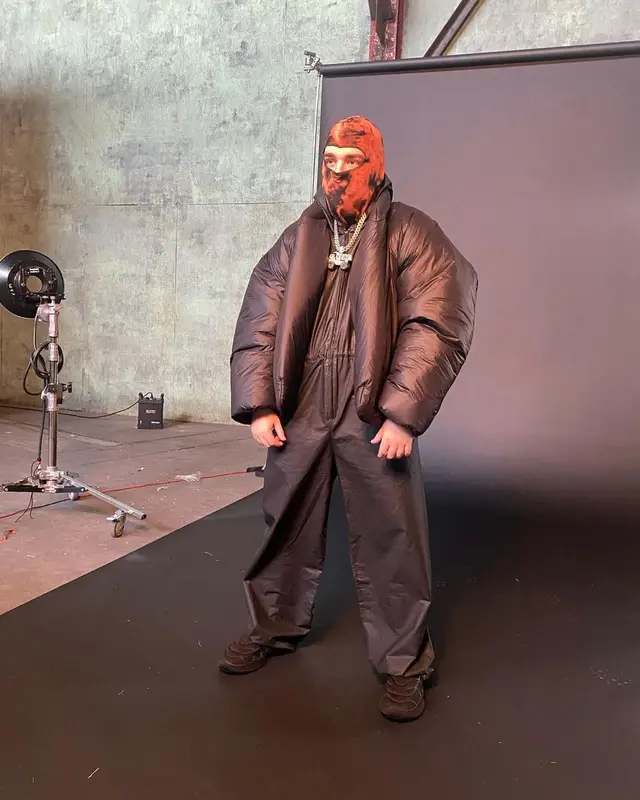 Yeat outfit in Yeezy, Givenchy, and GAP, 2022