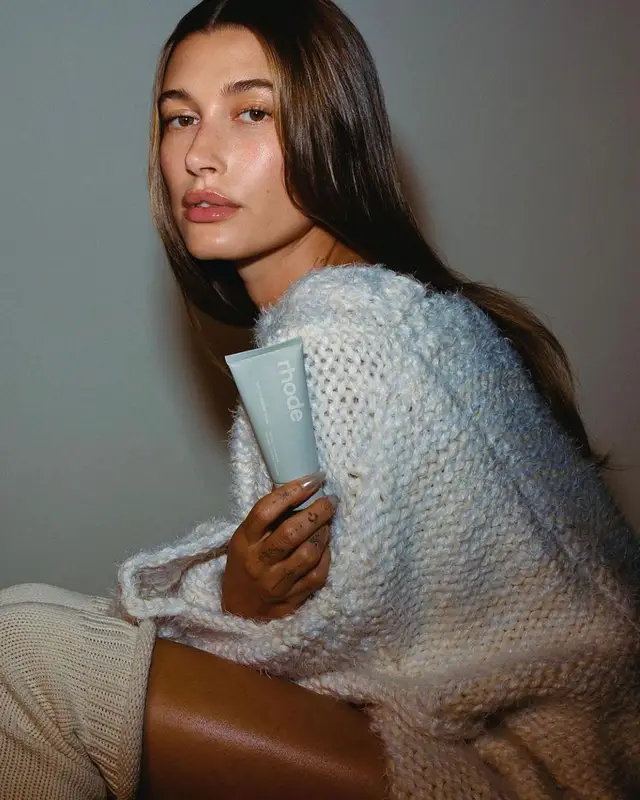Hailey Bieber outfit in Suss, 2022